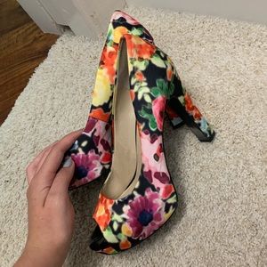 NINE WEST FLORAL PUMP